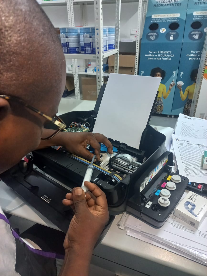 Técnico da Multiprints PS em manutenção de equipamento
