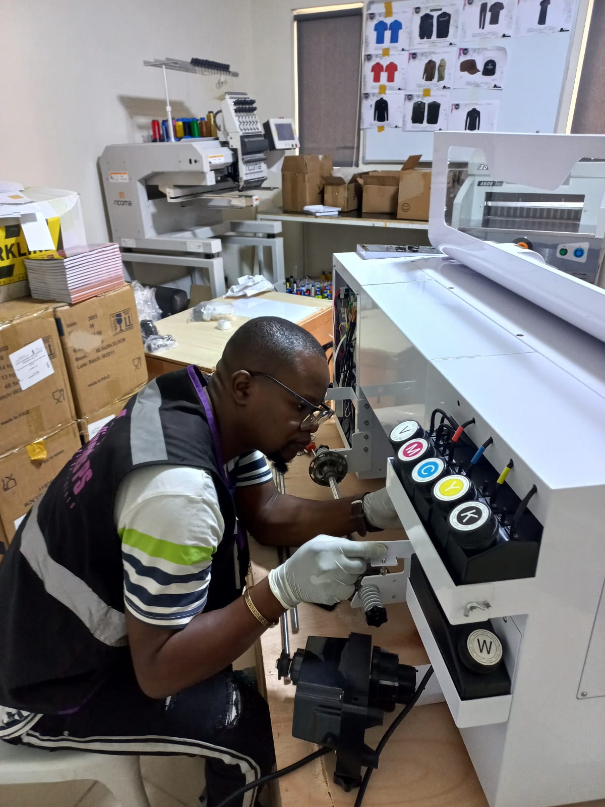 Técnico a reparar sistema de injeção de tinta